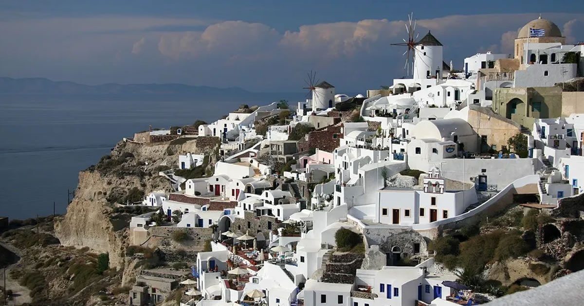 Γιατί τα σπίτια στα νησιά του Αιγαίου είναι λευκά με μπλε παράθυρα; Ήταν άραγε πάντα έτσι ή επιβλήθηκε;